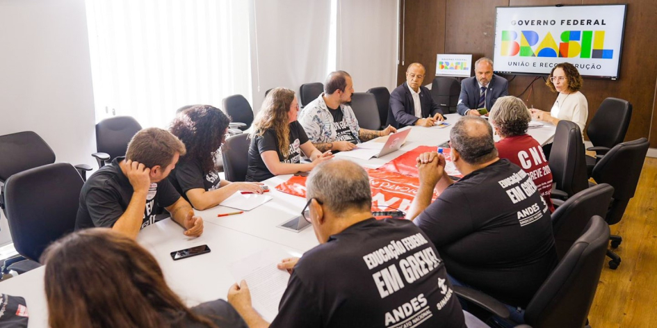 Governo desrespeita docentes federais e assina acordo à revelia da categoria. Greve continua!