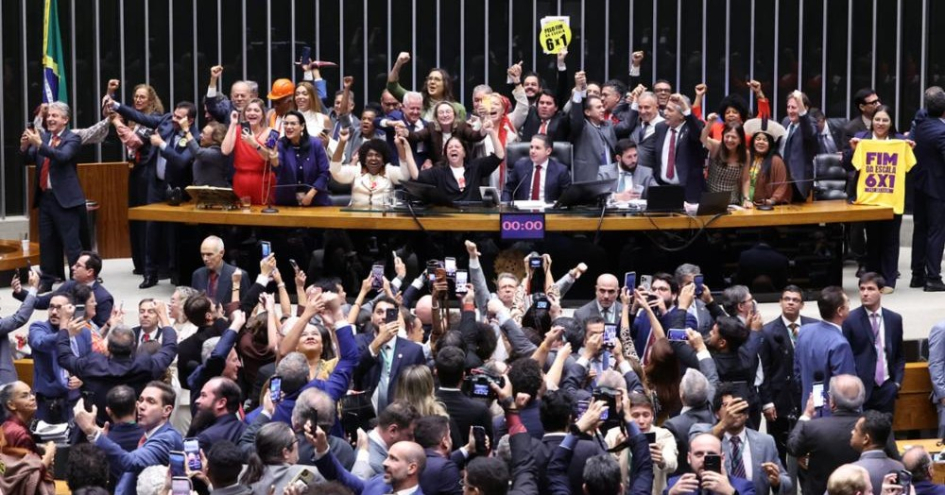 C&acirc;mara dos Deputados aprova PEC que acaba com escala 6x1