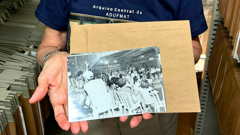 Mem&oacute;ria docente: Adufmat-Ssind lan&ccedil;a cat&aacute;logos do acervo fotogr&aacute;fico que retrata a hist&oacute;ria do sindicato