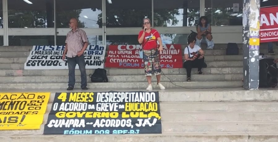 Docentes protestam durante aula magna da ministra Esther Dweck na UFRJ